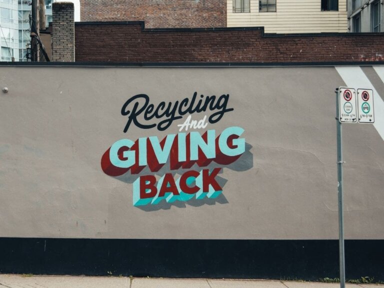 Graffiti na murze - recykling and giving back