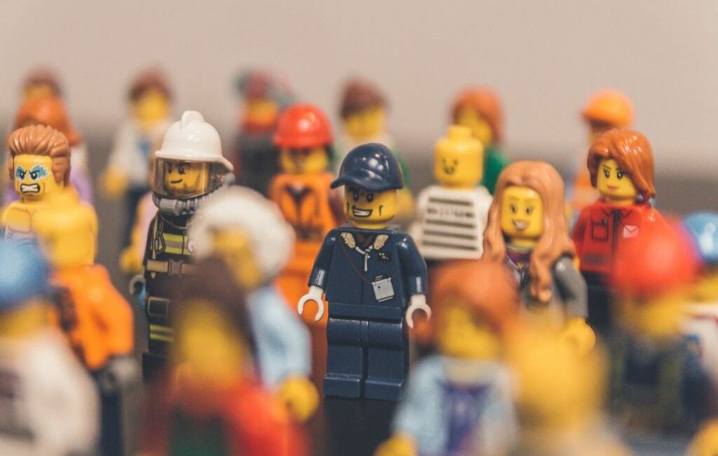 Minifigurki Lego stojące w rzędach
